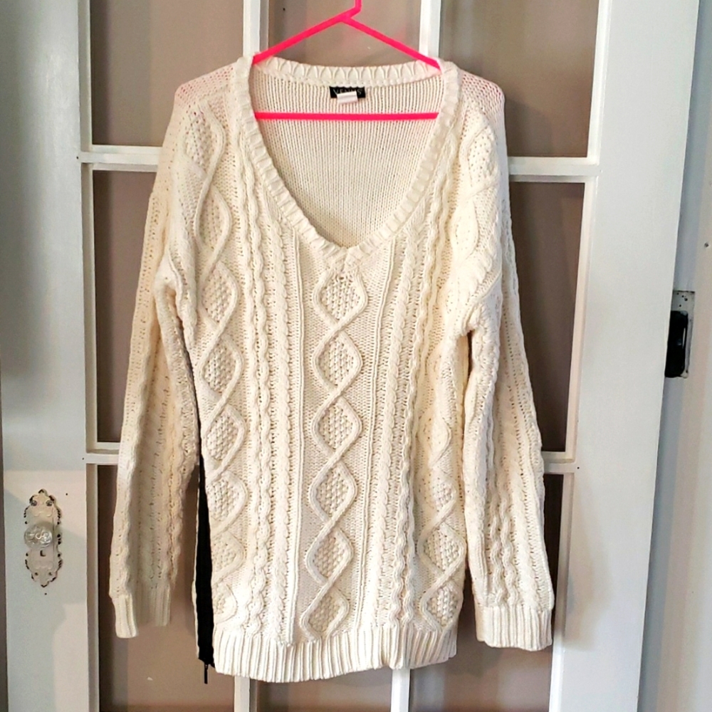 Ladies chunky Venus sweater. Size XL.